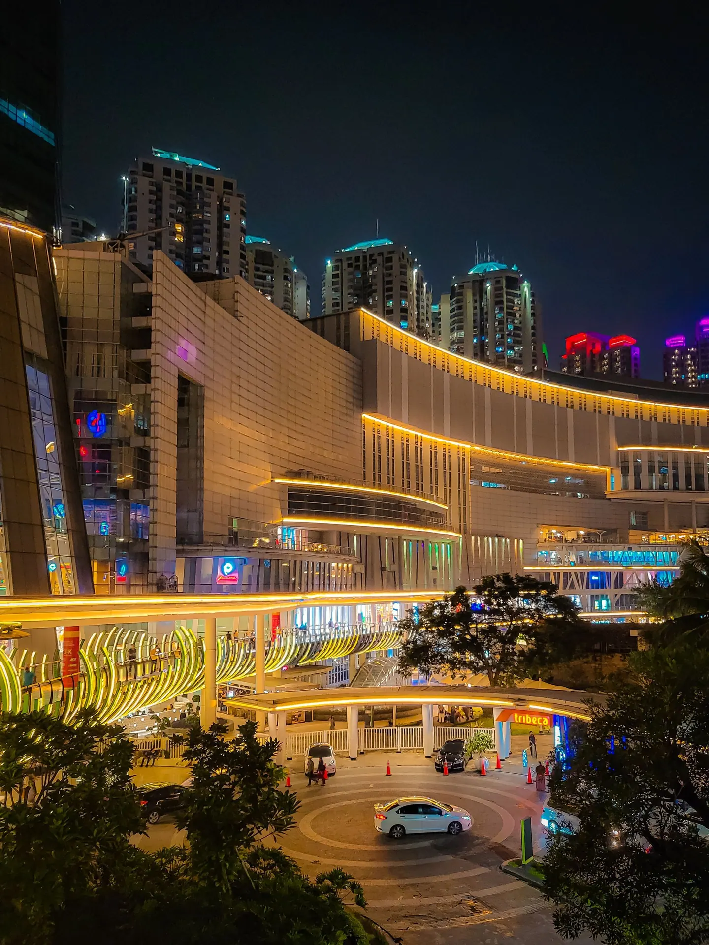 Pusat perbelanjaan Jakarta dengan layar dan lampu