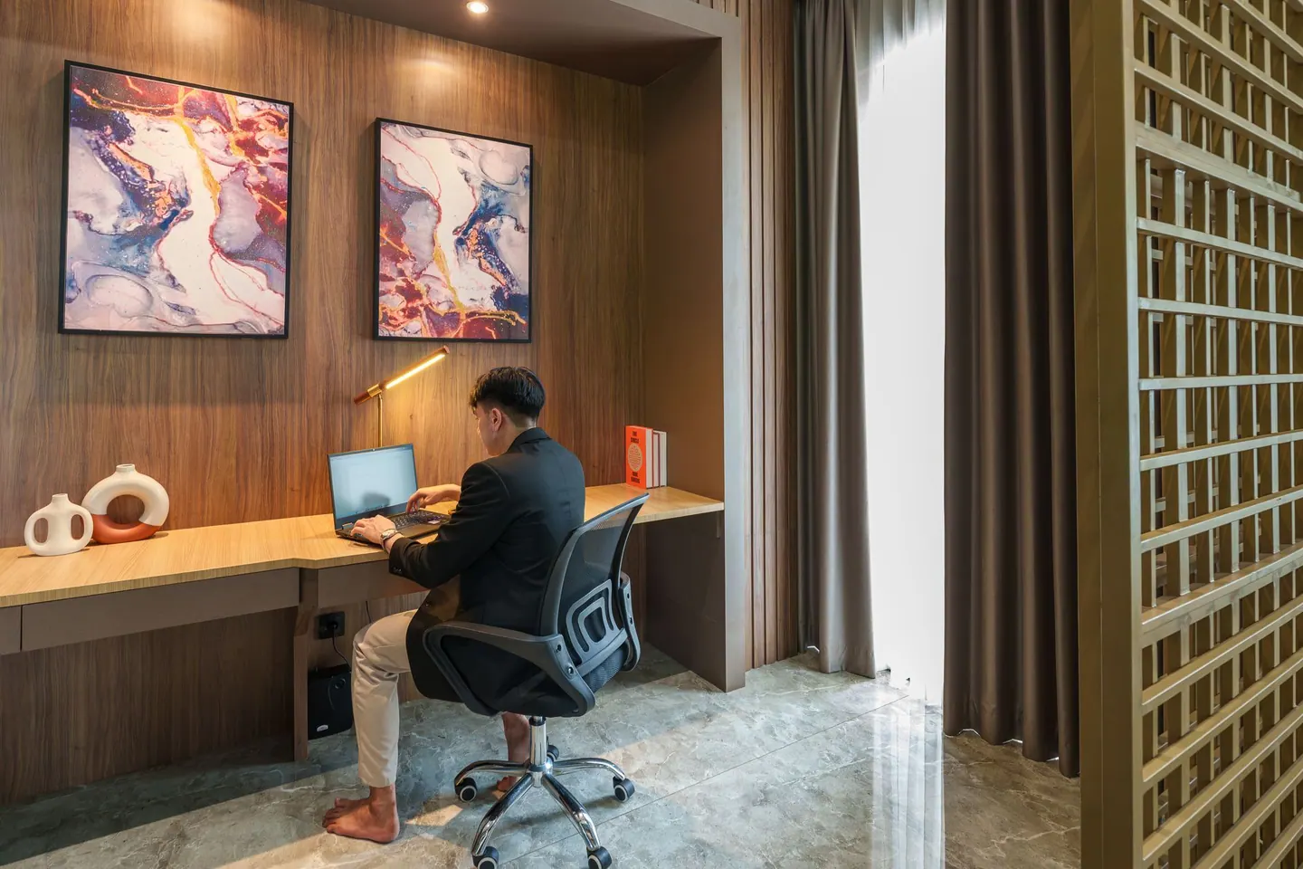 Bekerja di ruang kantor modern di Jakarta